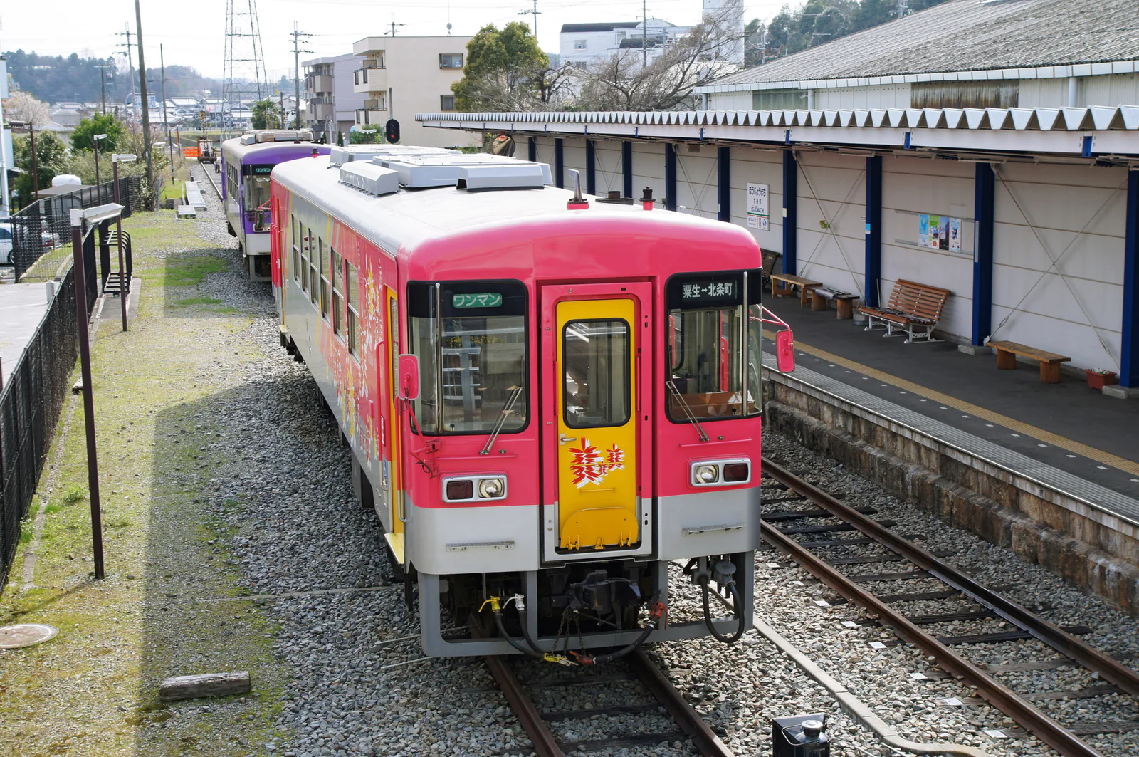 加西市の駅に停車する北条鉄道の赤い列車