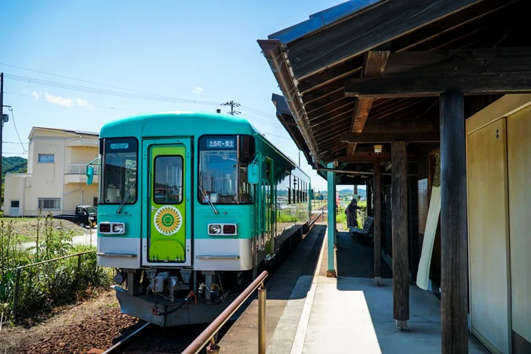 加西市の駅に停車する北条鉄道の緑色の列車
