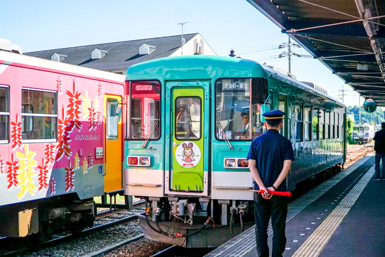 北条町駅に並ぶ北条鉄道の列車